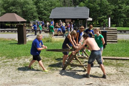 Pílenie dreva ako súťažná disciplína teambuildingu