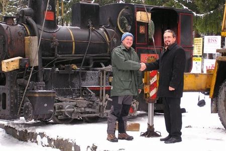 Riaditeľ Kysuckého múzea MVDr. Miloš Jesenský, PhD. a riaditeľ Čiernohronskej železnice Ing. Aleš Bílek pri odovzdávaní lokomotívy 14.1.2009