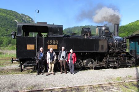 Zakladajúci členovia Skupiny pred ozubnicovou lokomotívou v Tisovci